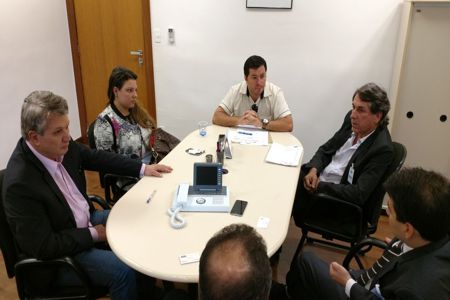 Jaiminho Martins participa de reunião entre Copasa, Prefeitura e empresários de São Sebastião do Oeste